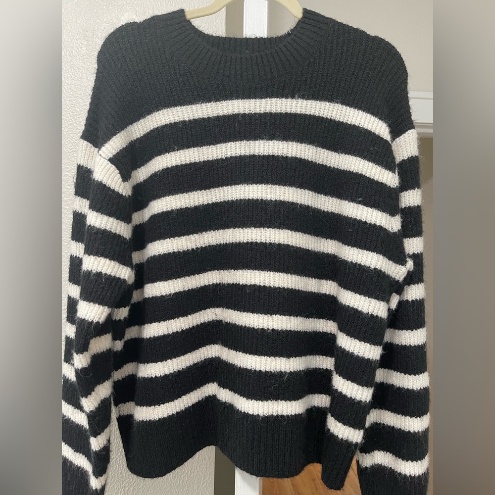 H&M black and white strip sweater